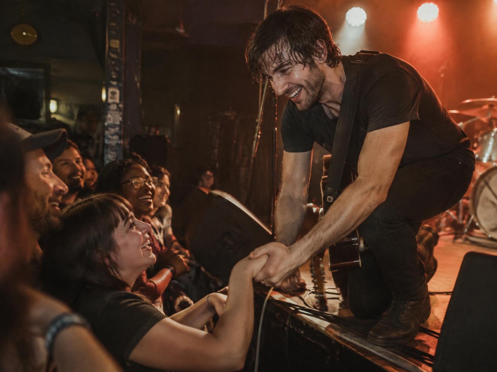 Artiste indépendant qui rencontre ses fans après un concert